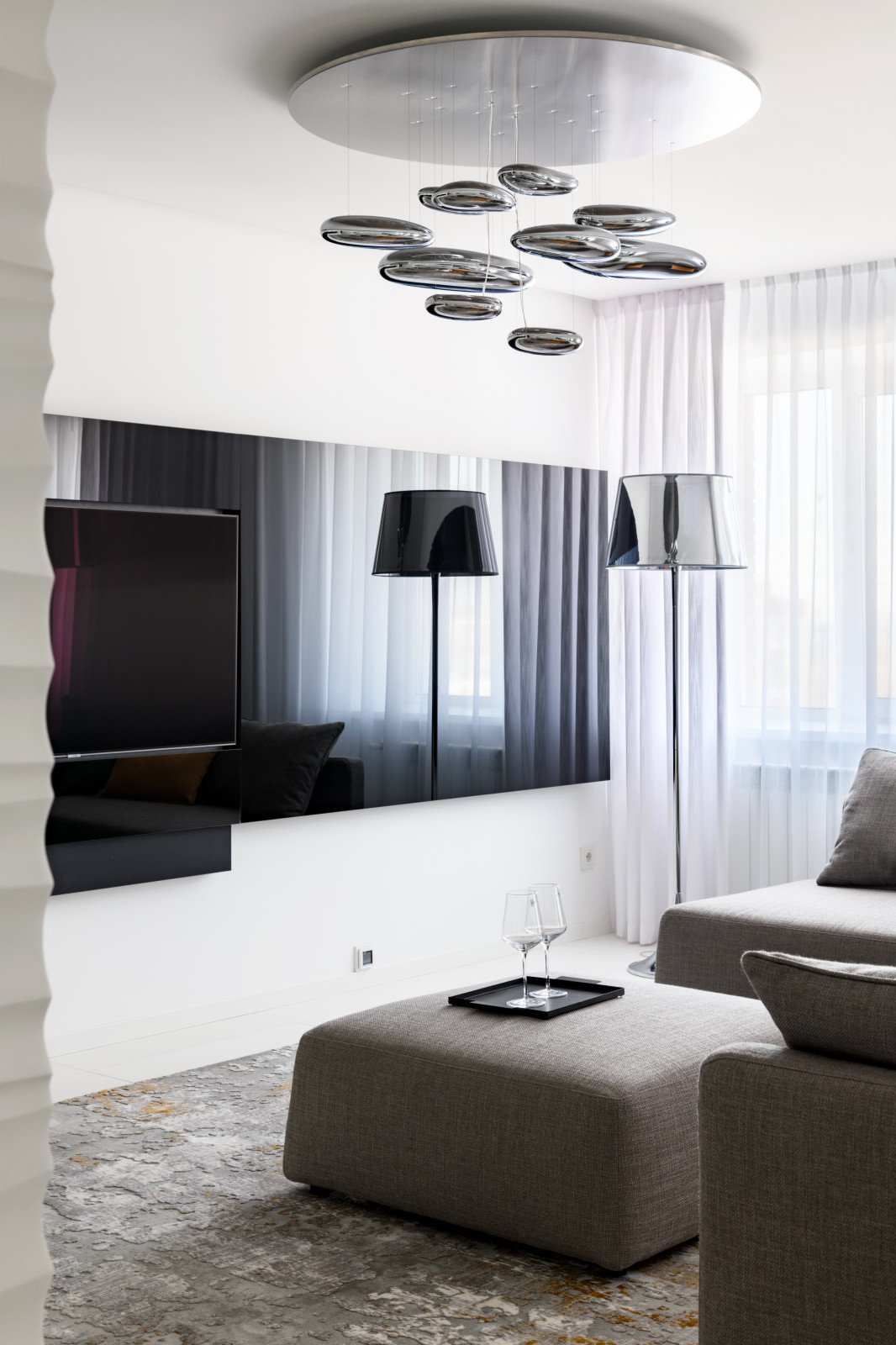 Стильная черно-белая квартира в Новосибирске