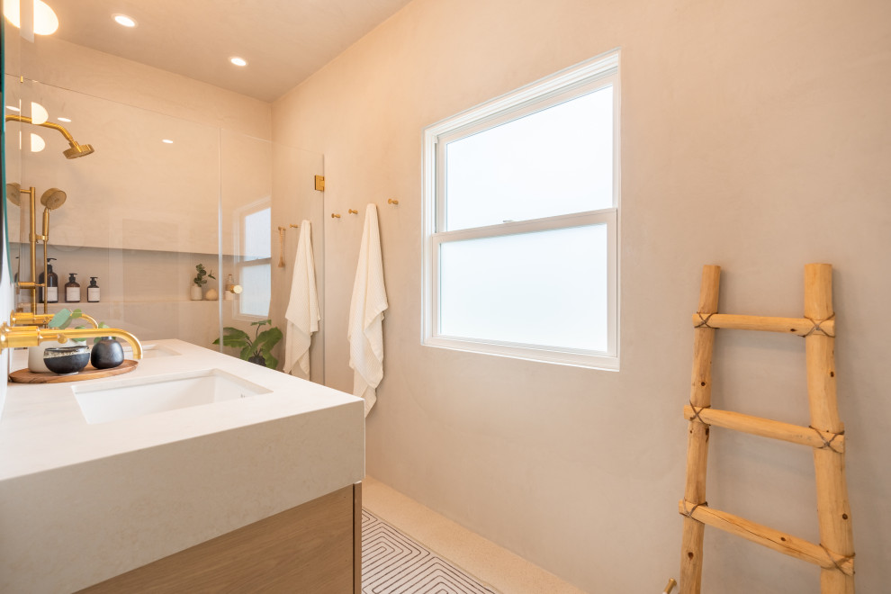 Exemple d'une douche en alcôve principale scandinave de taille moyenne avec un placard à porte plane, WC suspendus, un carrelage beige, du carrelage en pierre calcaire, un mur beige, un sol en carrelage de céramique, un lavabo encastré, un plan de toilette en quartz modifié, un sol beige, une cabine de douche à porte battante, un plan de toilette beige, une niche, meuble double vasque et meuble-lavabo suspendu.