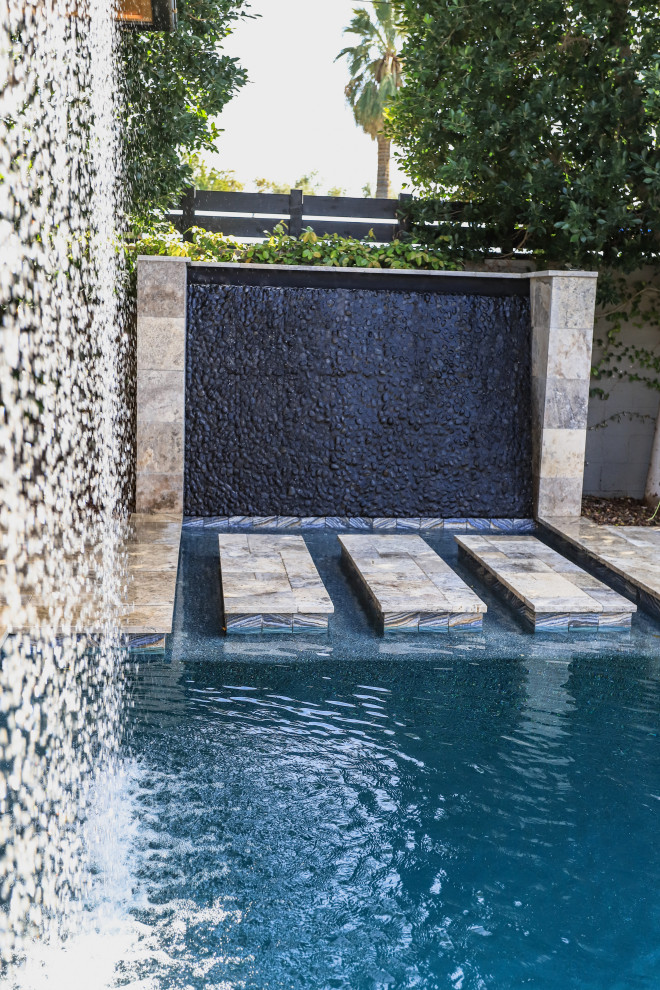 Foto di una piccola piscina naturale contemporanea rettangolare dietro casa con paesaggistica bordo piscina e piastrelle