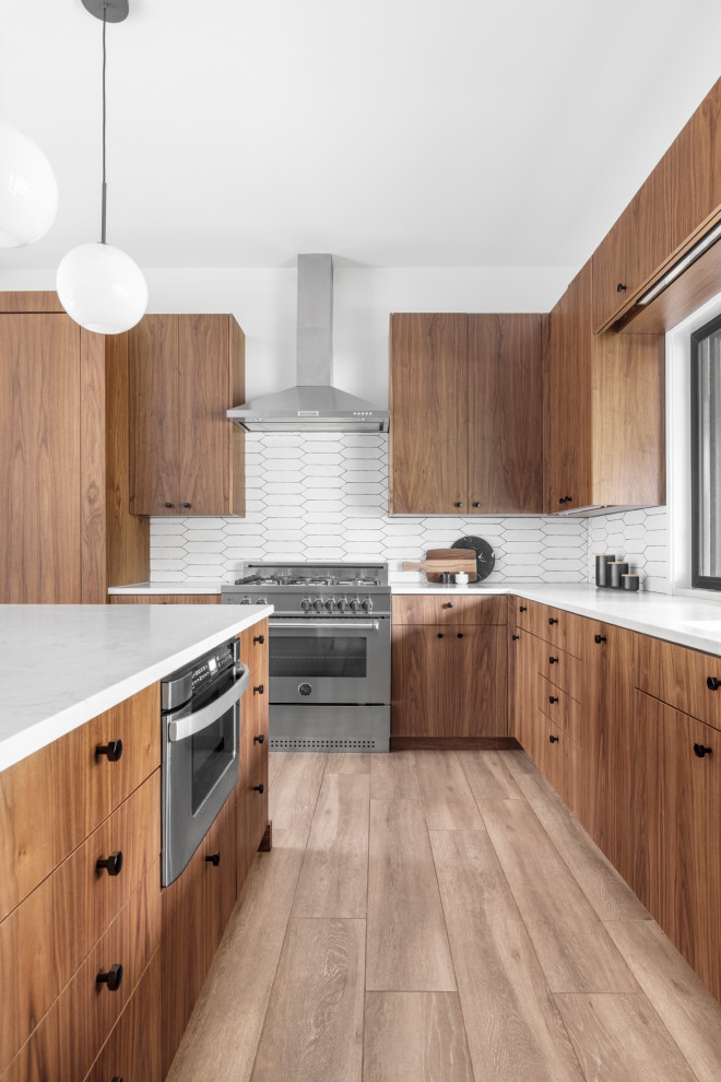 Photo of a midcentury kitchen in Chicago.