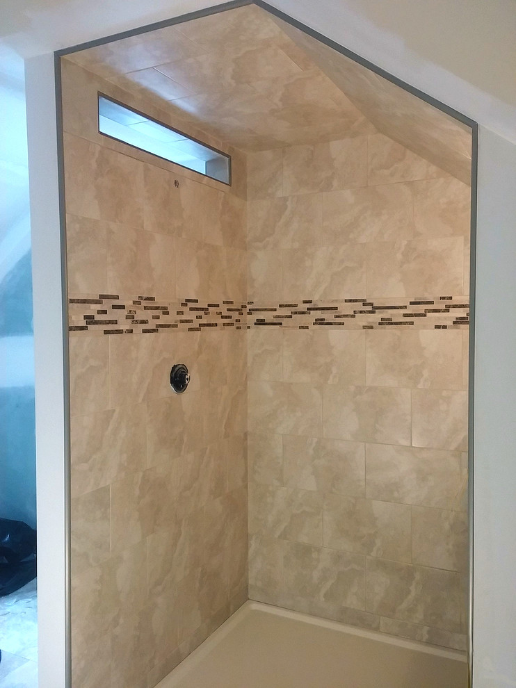 Example of an eclectic bathroom design in Toronto