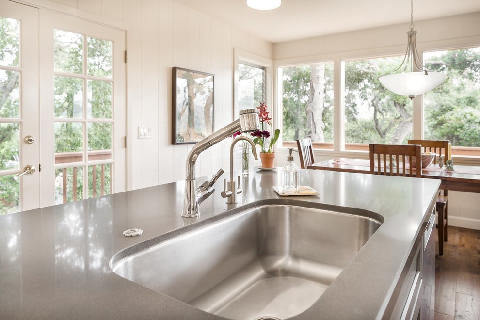 Eat-in kitchen - mid-sized transitional l-shaped medium tone wood floor eat-in kitchen idea with an undermount sink, flat-panel cabinets, white cabinets, quartz countertops, gray backsplash, ceramic backsplash and an island
