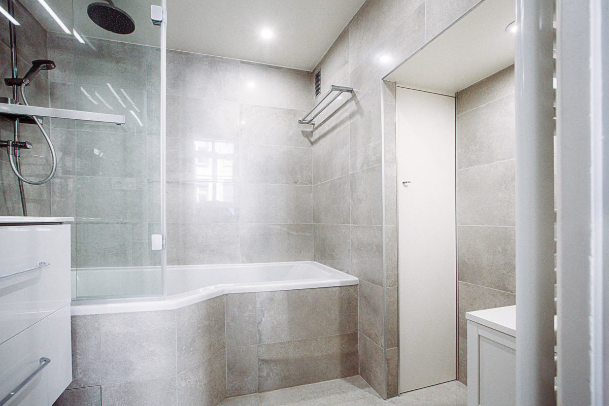 Salle de bain gris et wc blanc