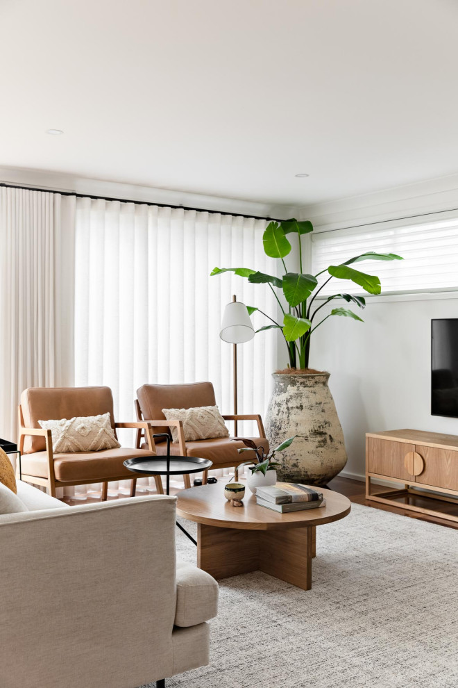 Großes, Offenes Modernes Wohnzimmer mit weißer Wandfarbe, hellem Holzboden, Tunnelkamin, gefliester Kaminumrandung, TV-Wand und braunem Boden in Sydney