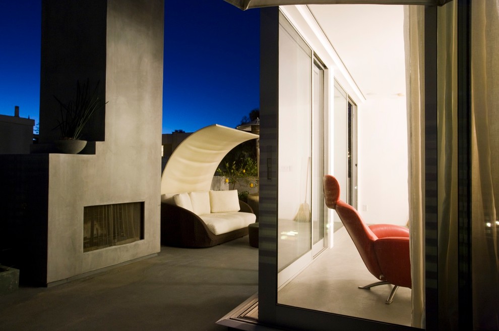 Design ideas for a contemporary verandah in Los Angeles.