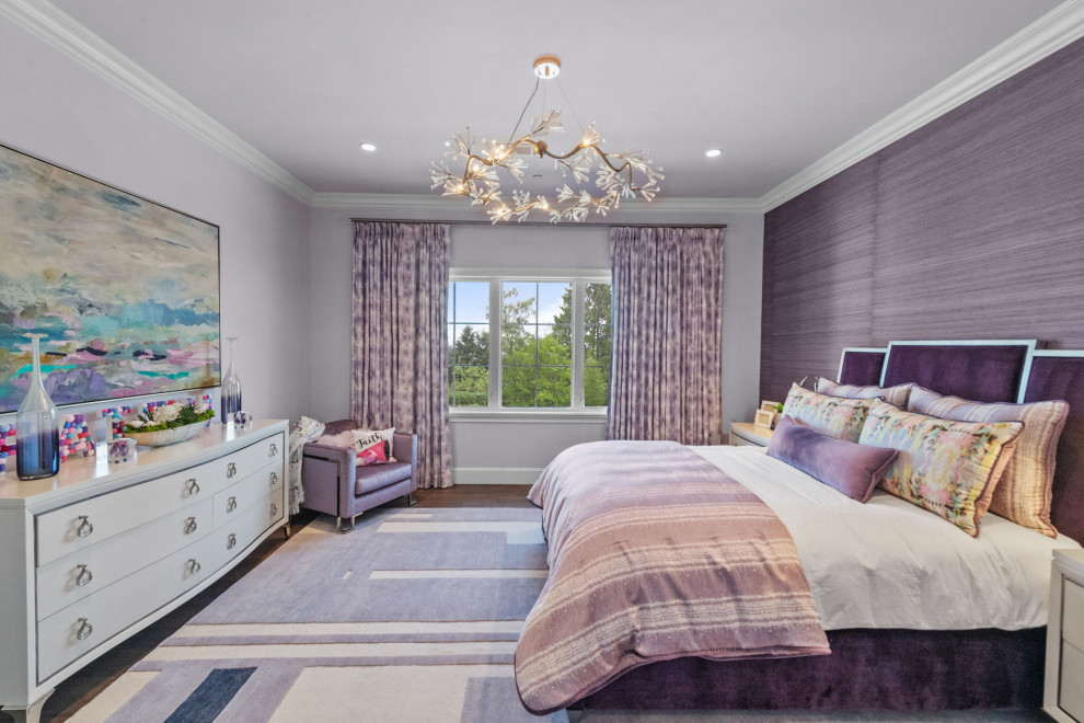 Idéer för ett mellanstort klassiskt barnrum kombinerat med sovrum, med lila väggar, mellanmörkt trägolv och brunt golv