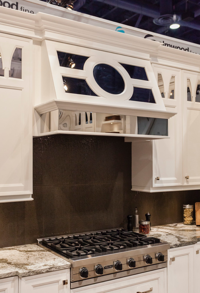 Kitchen - transitional kitchen idea in Toronto