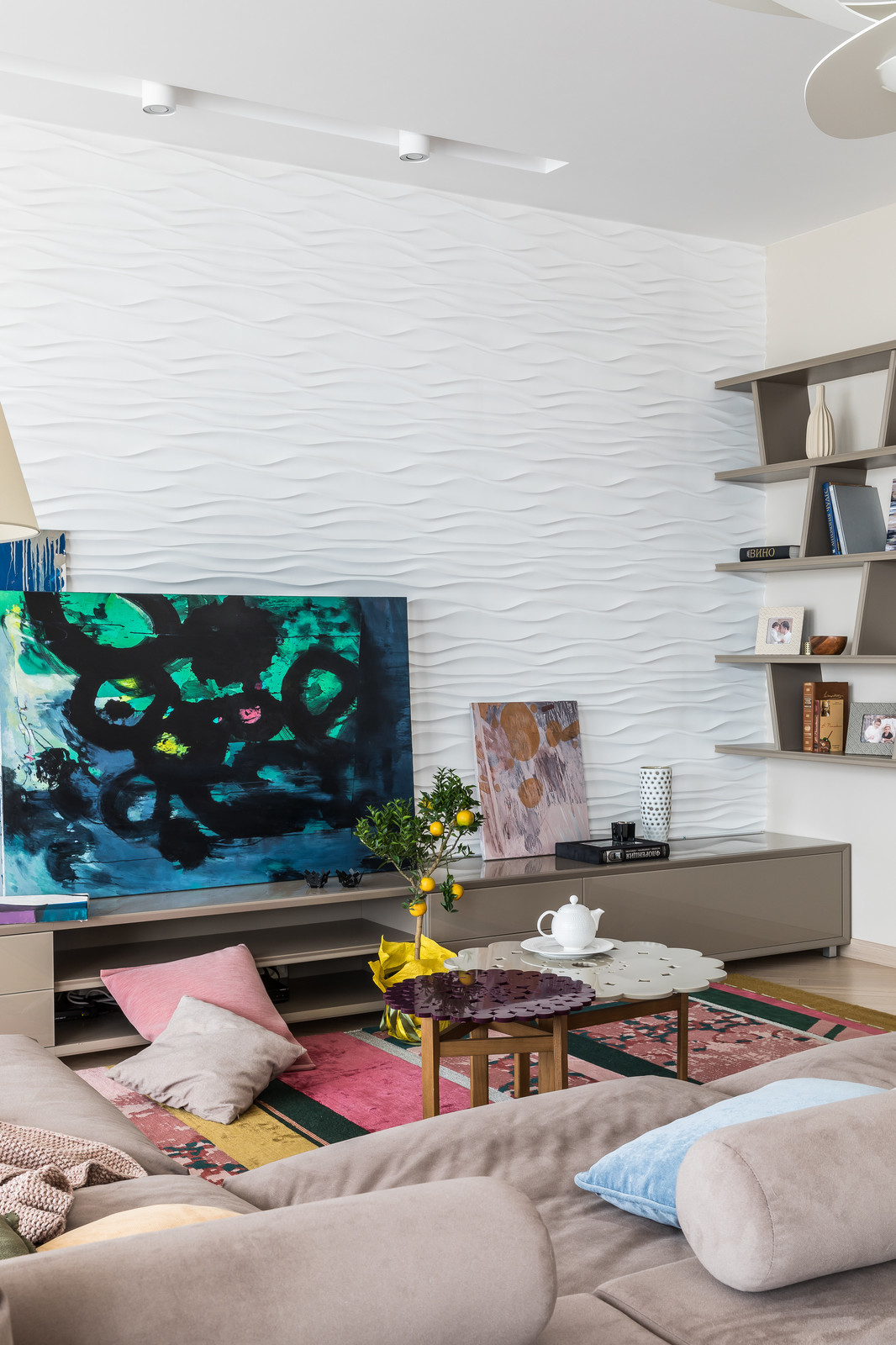 Интерьер частного дома с яркими акцентами