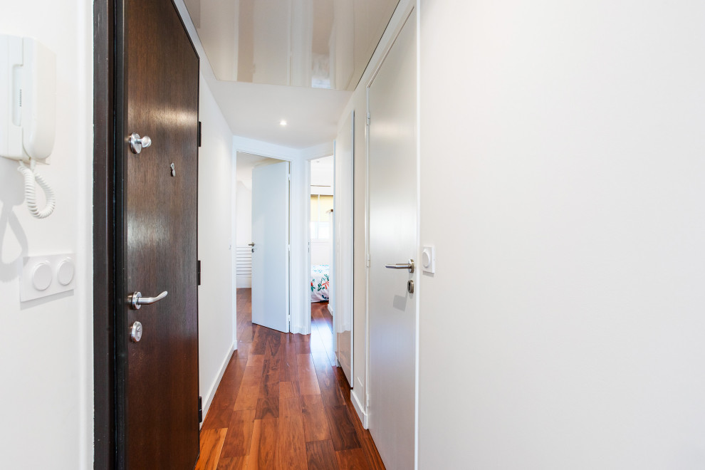 Idee per un piccolo ingresso o corridoio minimal con pareti bianche e pavimento in legno massello medio