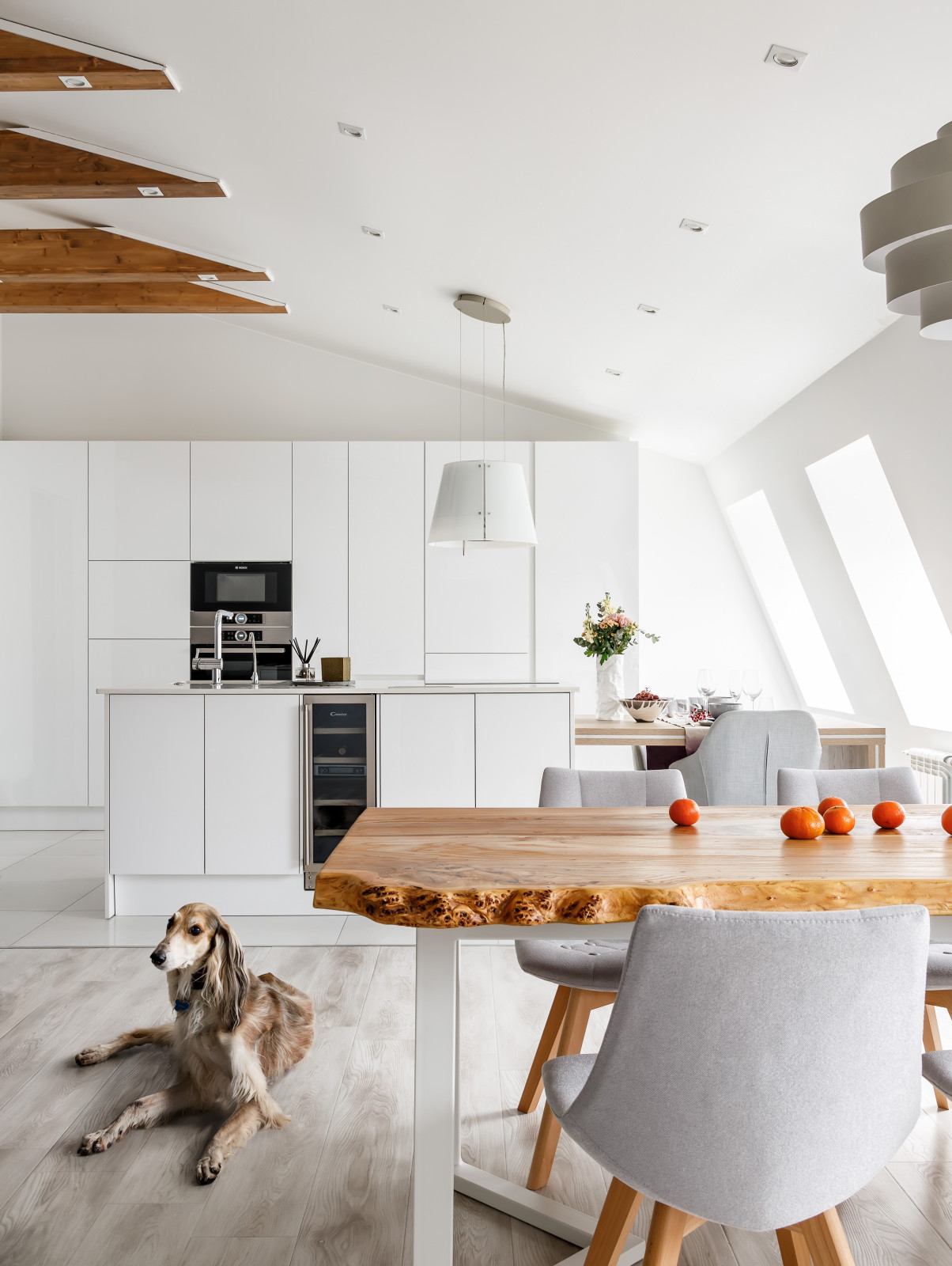 Белая мансардная квартира в историческом центре Петербурга