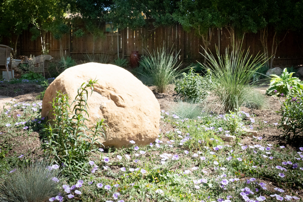 Mittelgroßer Shabby-Look Garten hinter dem Haus mit Steindeko, direkter Sonneneinstrahlung und Granitsplitt in Santa Barbara