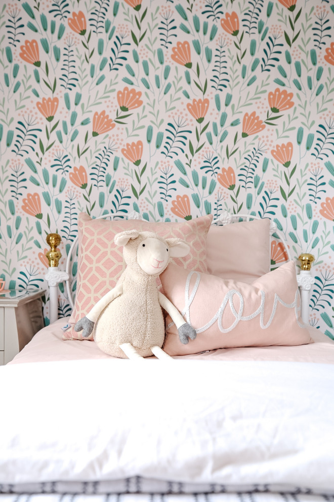Idee per una camera degli ospiti classica di medie dimensioni con pareti rosa, pavimento in legno massello medio, pavimento beige e carta da parati