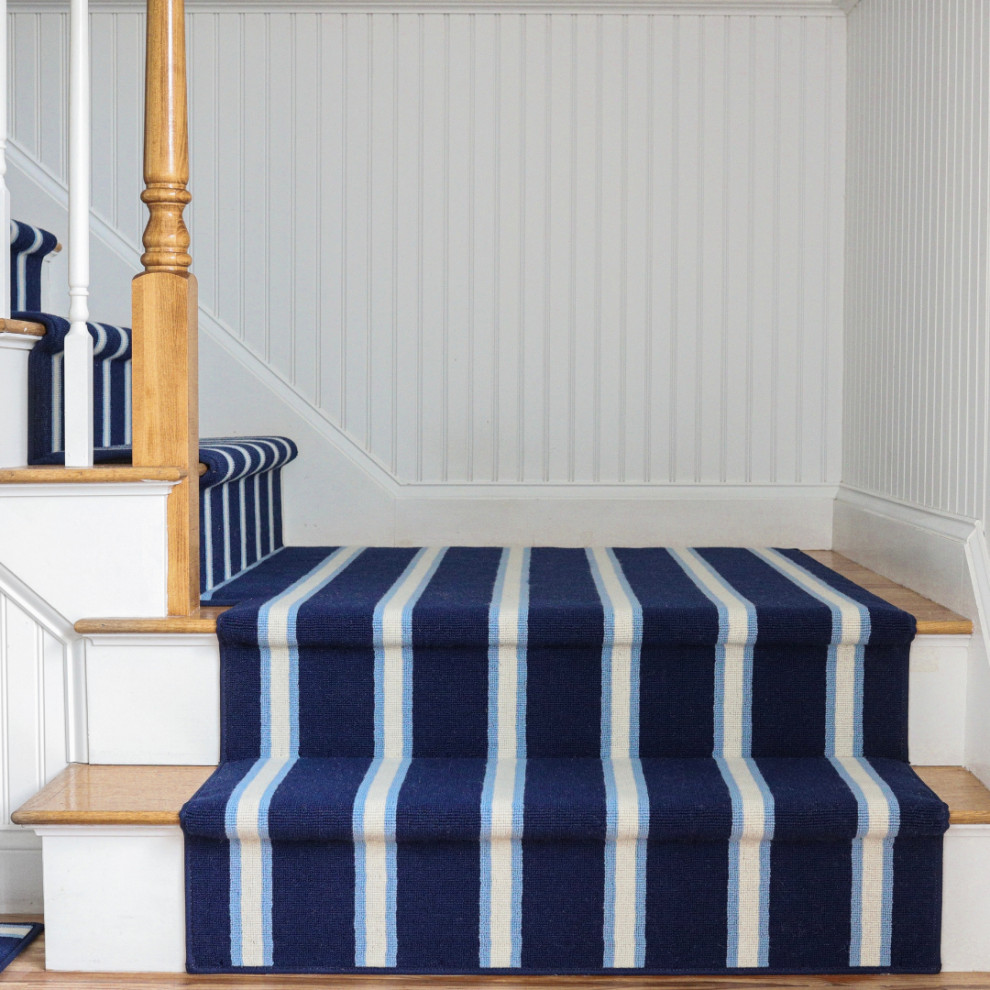 Пример оригинального дизайна: прямая лестница в современном стиле с ступенями с ковровым покрытием, деревянными перилами и стенами из вагонки