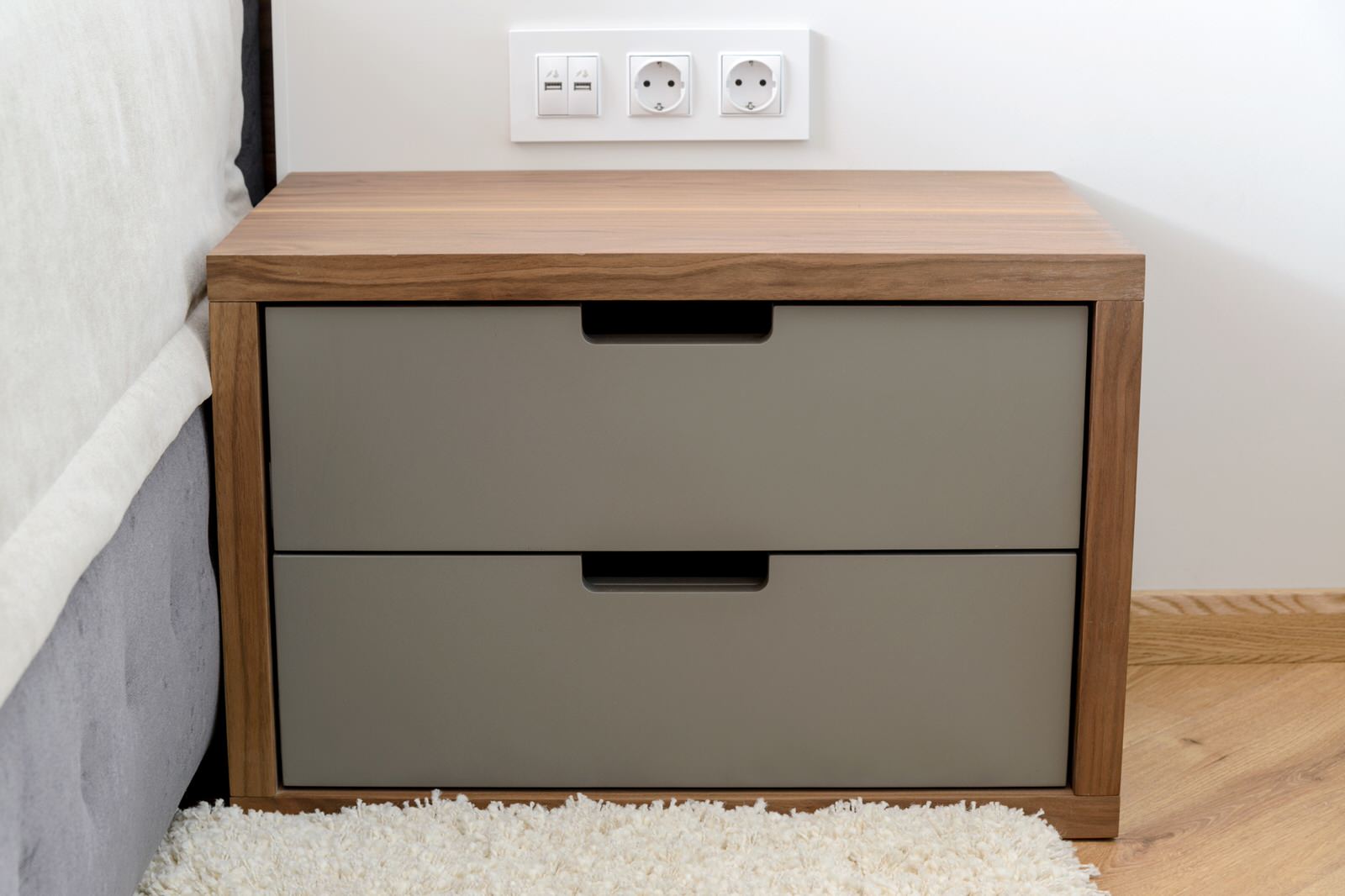 Прикроватная тумбочка