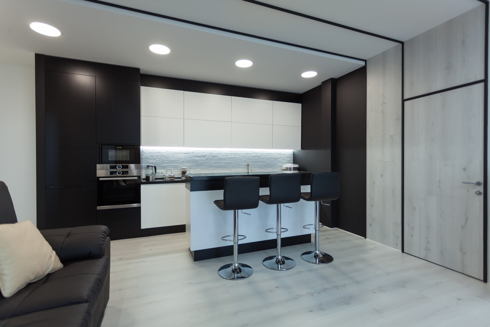 Современная квартира в черно-белых тонах