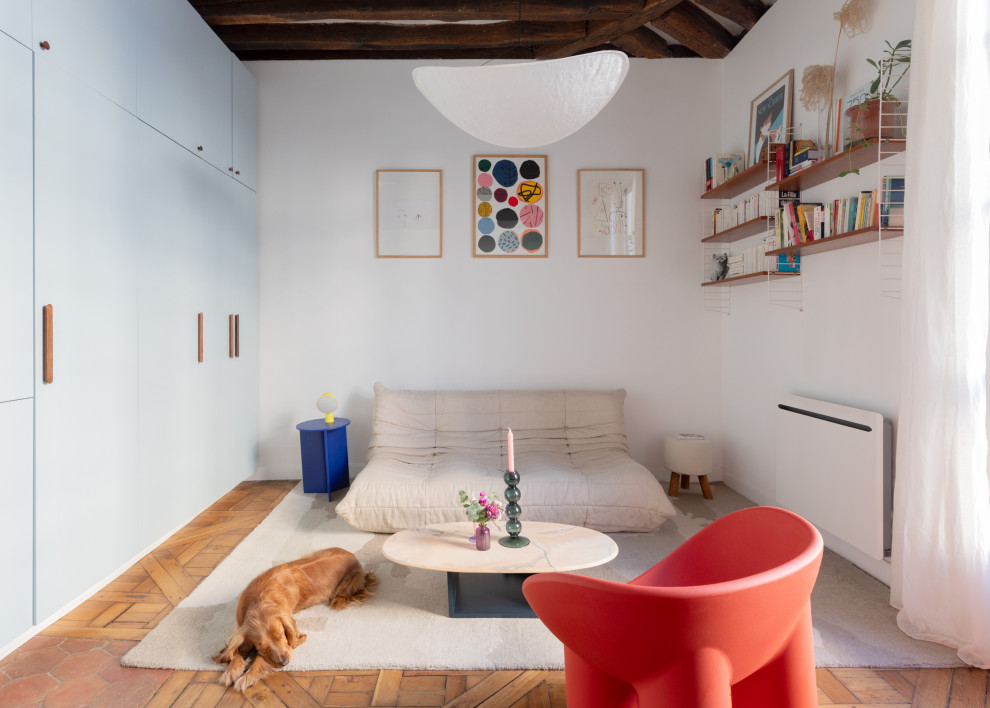 Diseño de sala de estar abierta nórdica de tamaño medio con suelo de madera en tonos medios y vigas vistas