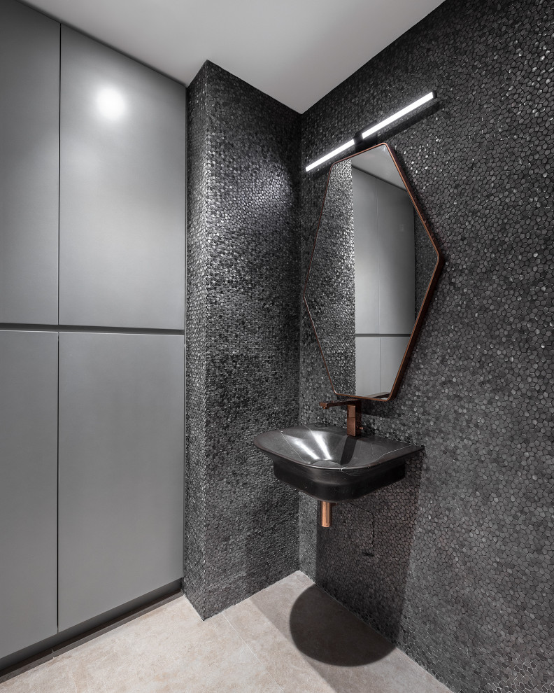 Cette photo montre un petit WC et toilettes moderne avec des portes de placard grises, un carrelage noir, mosaïque, un mur gris, un sol en carrelage de céramique, un sol gris et meuble-lavabo suspendu.