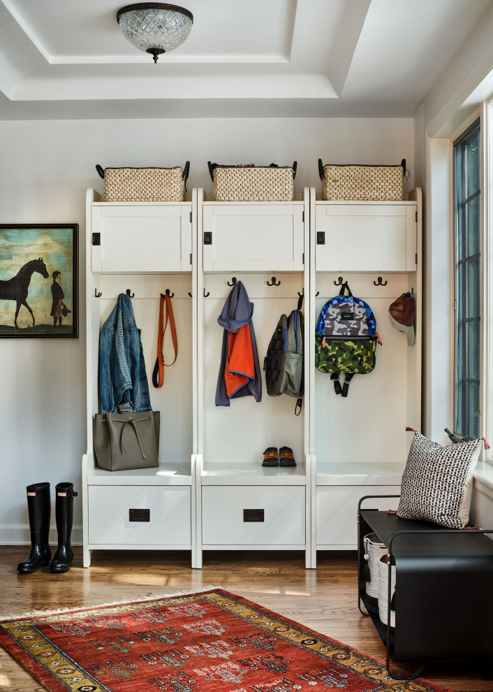 Example of a transitional entryway design in Denver