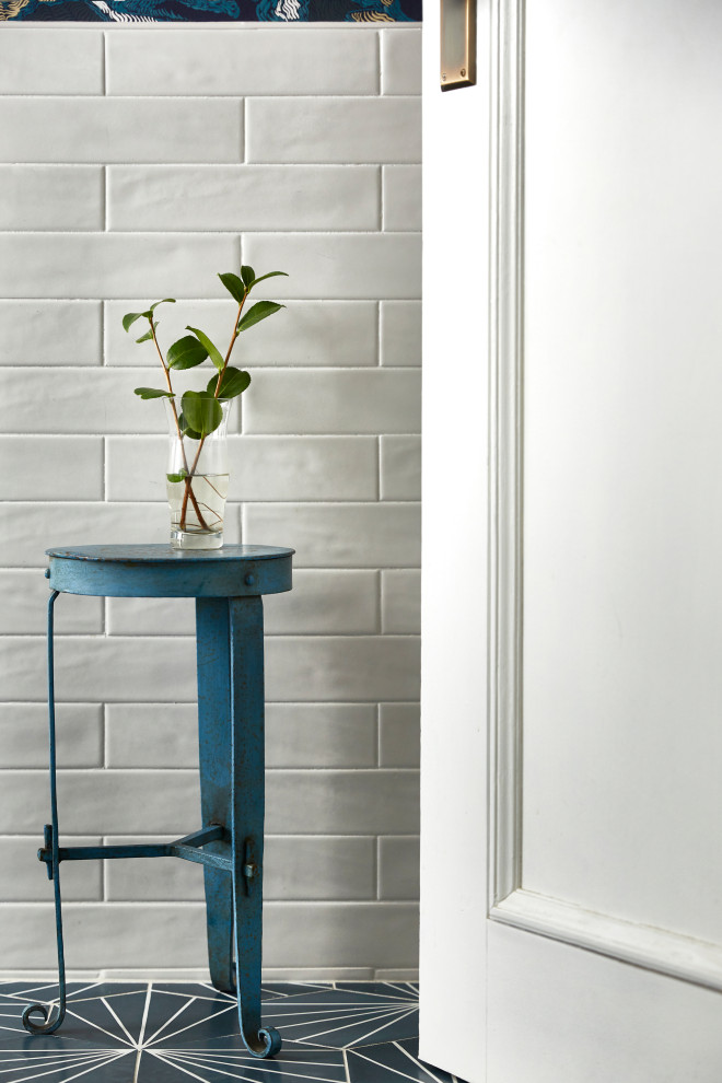 Idées déco pour un WC et toilettes éclectique de taille moyenne avec un carrelage bleu, des carreaux de porcelaine, un mur bleu, carreaux de ciment au sol, un sol bleu et du papier peint.