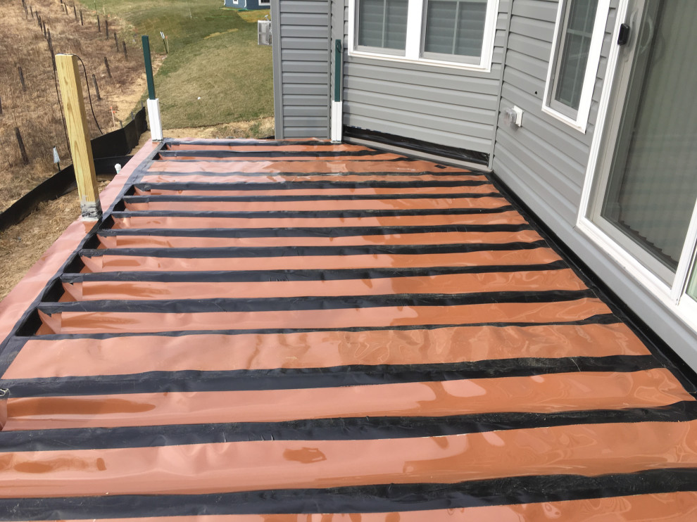Inspiration for a mid-sized backyard second story deck remodel in Baltimore with no cover