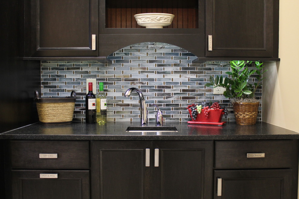 Example of a transitional home design design in Milwaukee