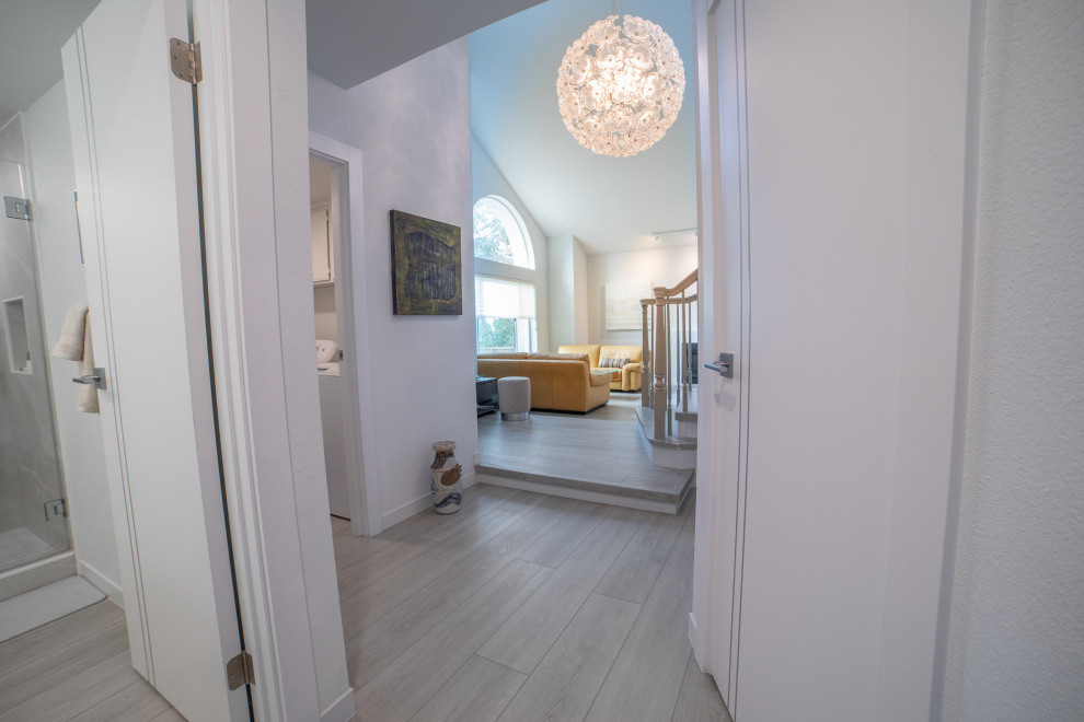 Источник вдохновения для домашнего уюта: коридор среднего размера в классическом стиле с белыми стенами, полом из винила, серым полом и сводчатым потолком