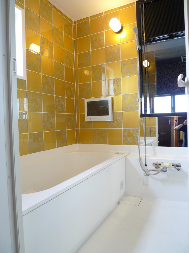 Kleines Stilmix Badezimmer En Suite mit Einbaubadewanne, Nasszelle, gelben Fliesen, Glasfliesen und Falttür-Duschabtrennung in Tokio