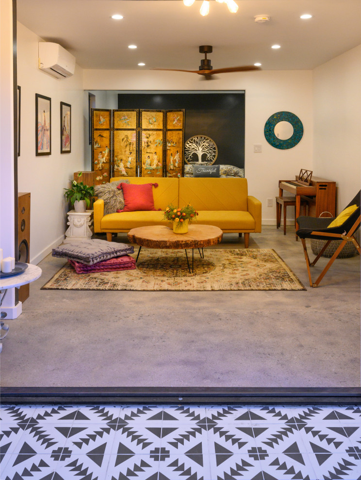 Exempel på ett mellanstort modernt separat vardagsrum, med ett musikrum, beige väggar, grått golv och betonggolv