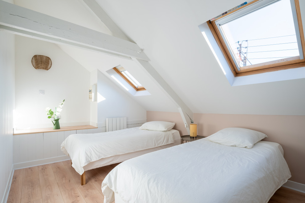 Imagen de dormitorio tipo loft y blanco y madera contemporáneo de tamaño medio con paredes beige, suelo de madera clara, suelo beige y vigas vistas