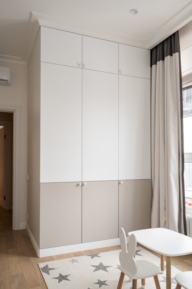 Московская квартира с двумя санузлами и белой кухней