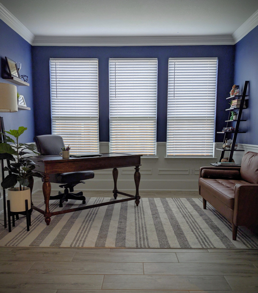 Aménagement d'un bureau rétro de taille moyenne avec un mur bleu, un sol en carrelage de céramique, un bureau indépendant et un sol gris.