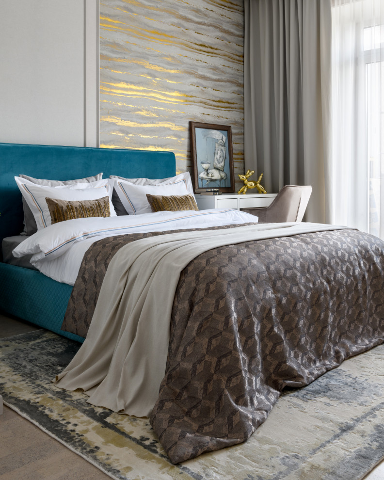 Foto di una camera da letto minimal di medie dimensioni con pareti beige, pavimento in sughero, pavimento beige e carta da parati