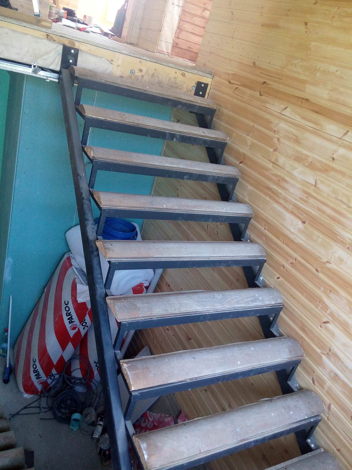 Лестница 2-х цветная с канелюрами