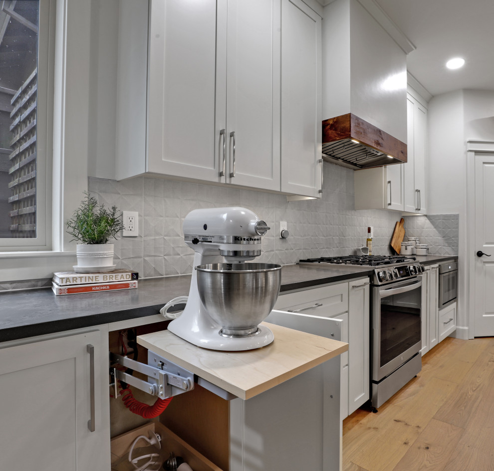 Kitchen - transitional kitchen idea