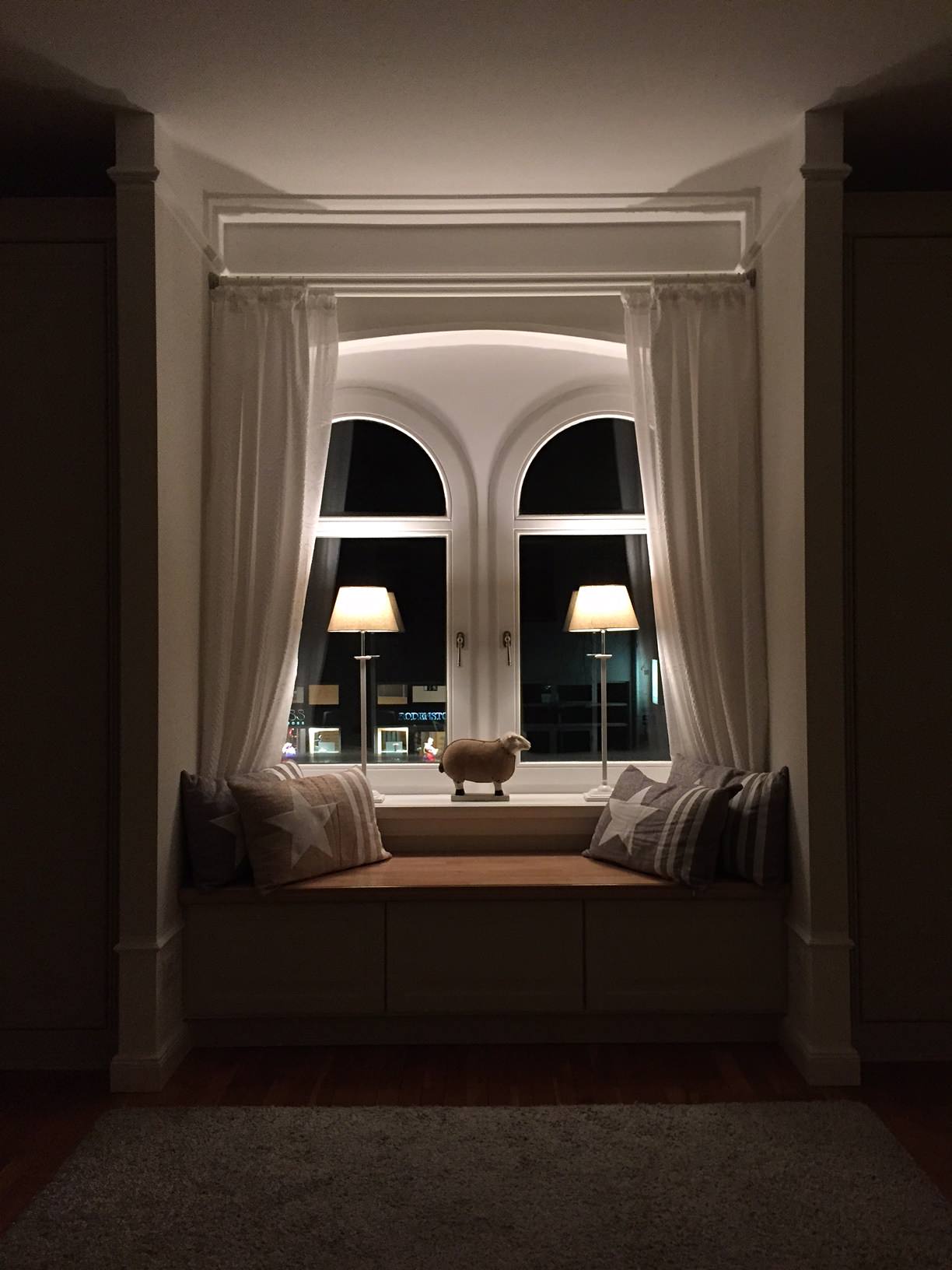 Fenstersitzbank im abendlichen Lampenschein