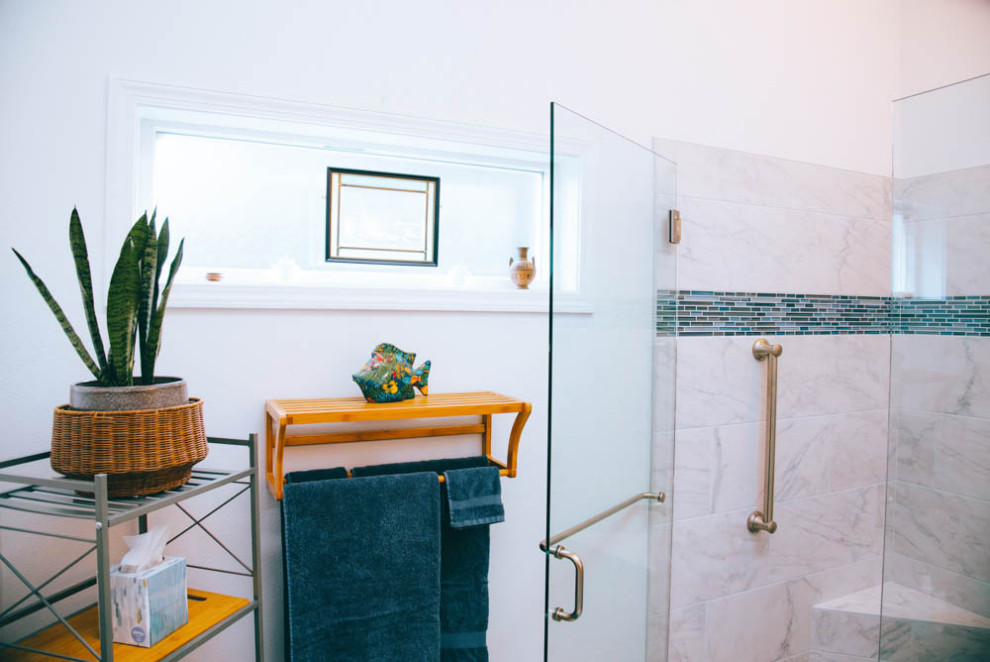 Inredning av ett klassiskt mellanstort grå grått en-suite badrum, med en kantlös dusch, en toalettstol med separat cisternkåpa, flerfärgad kakel, glasskiva, vita väggar, ett undermonterad handfat, bänkskiva i kvarts och dusch med gångjärnsdörr