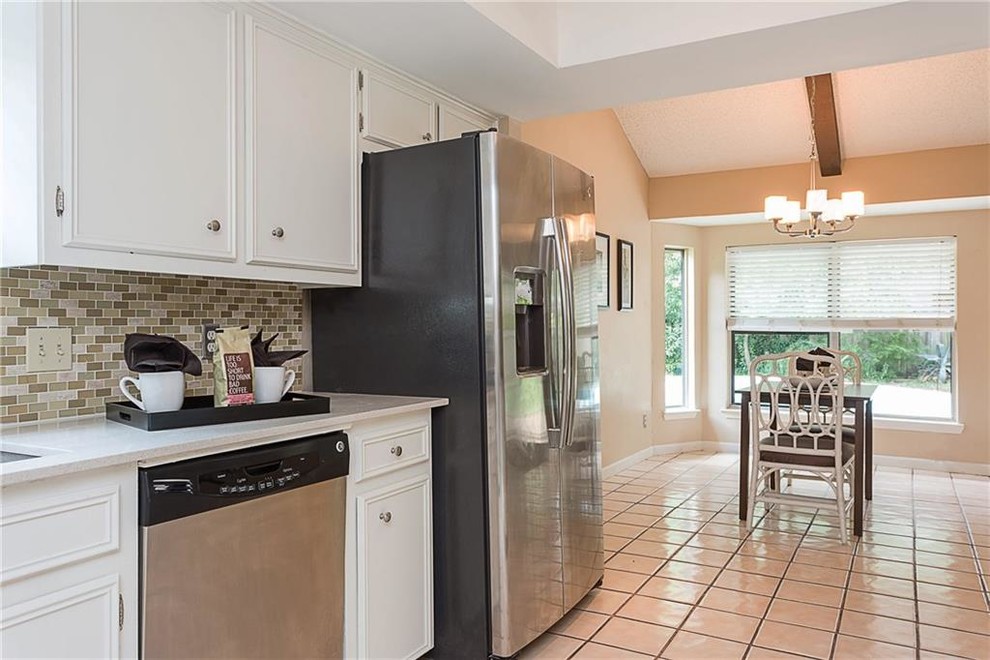 Example of a transitional kitchen design in Austin