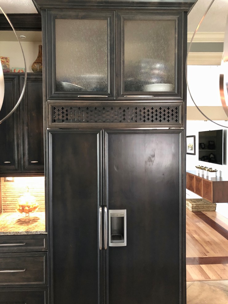 Example of a transitional home design design in Jackson
