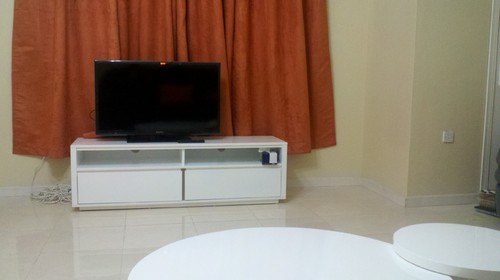 Hiwhat Color Carpet Would Go Better With A Dark Grey Sofa White Coffee Table And Orange