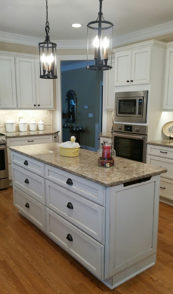 Kitchen - transitional kitchen idea in Chicago
