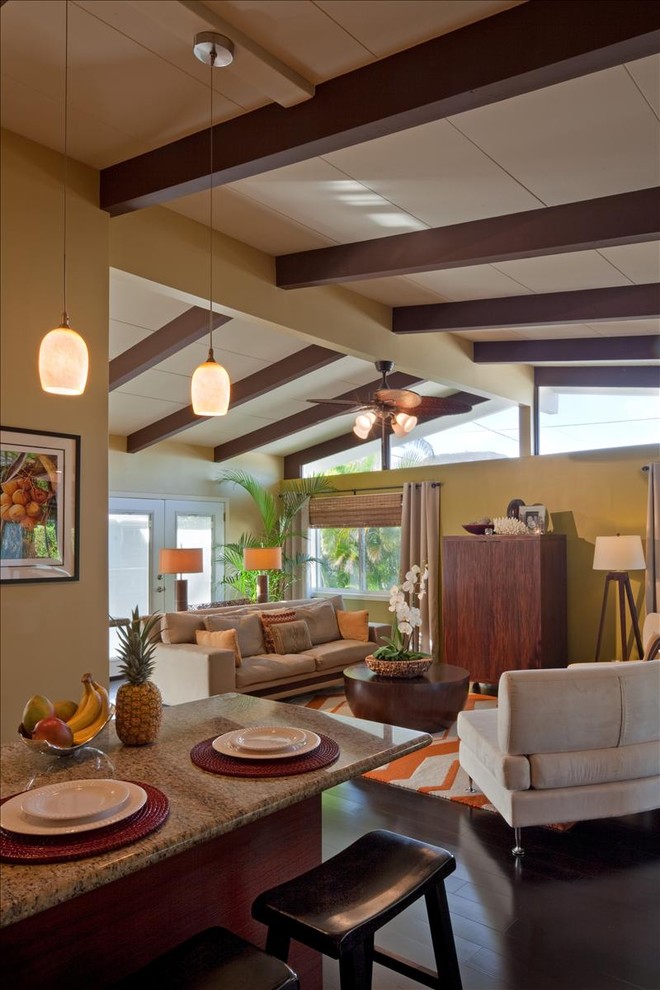 Photo of a tropical living room in Hawaii with beige walls.