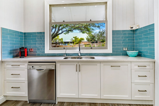 GARY BAILEY beach-style-kitchen