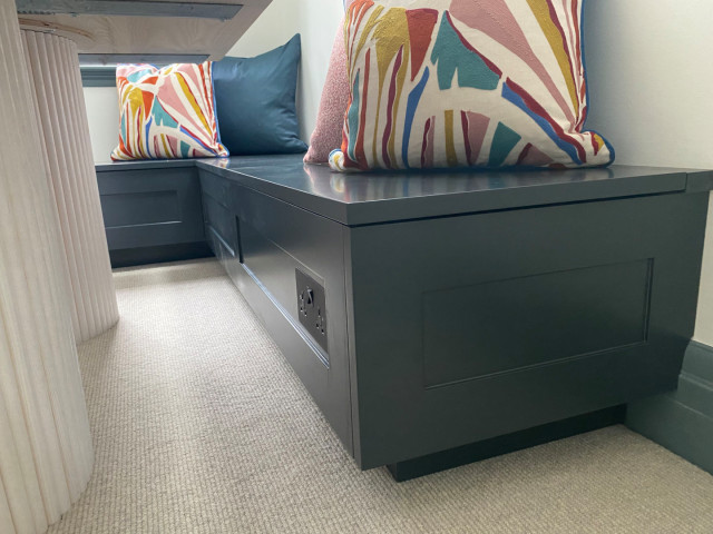 Loft Storage and Banquette Seating moderne-dagligstue
