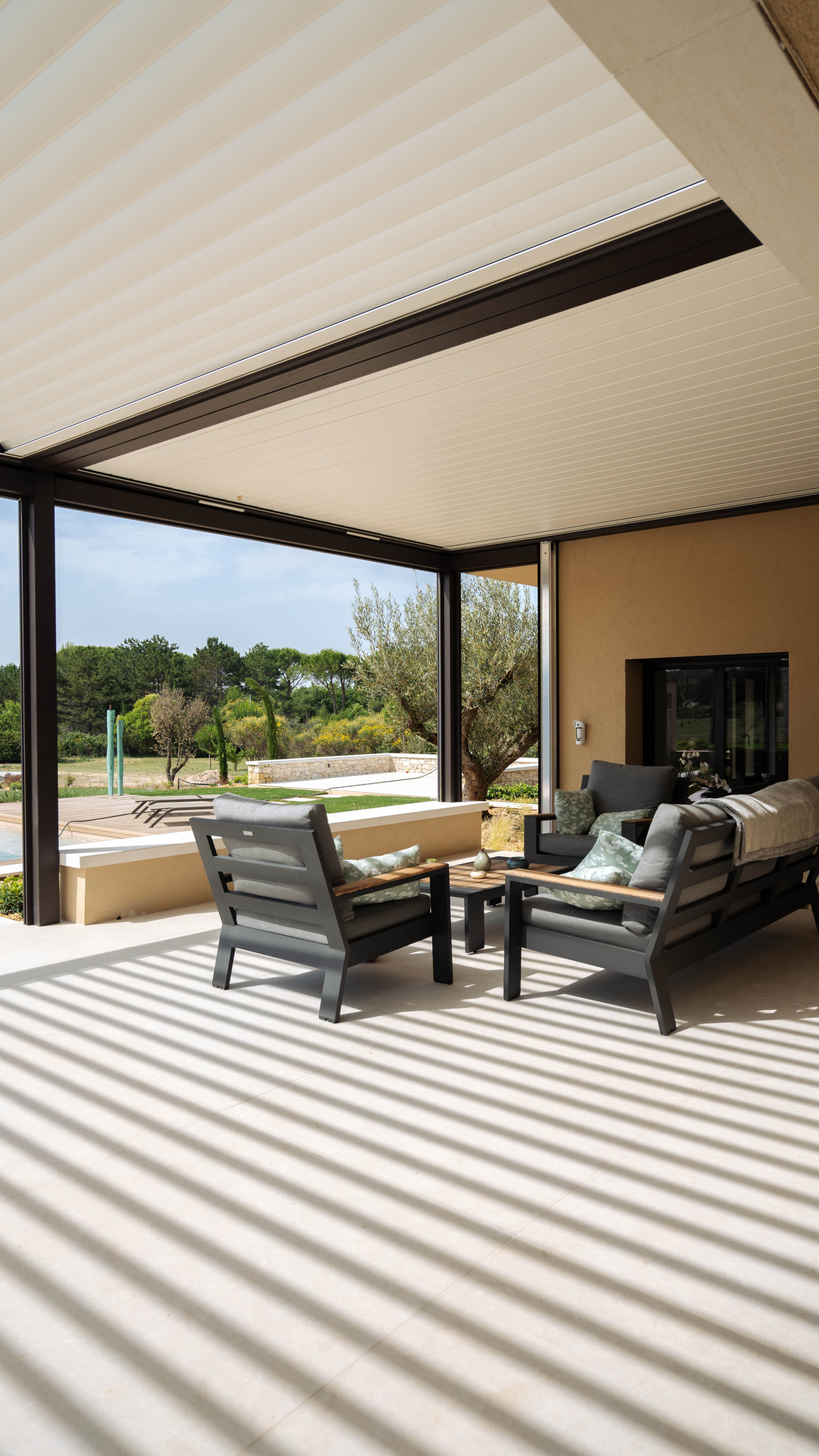 RÉNOVATION CONTEMPORAINE D'UNE VILLA DES ANNÉES 70