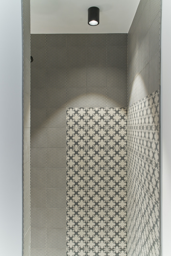 Schwarz-weiß gemusterte Fliesen in der offenen Dusche