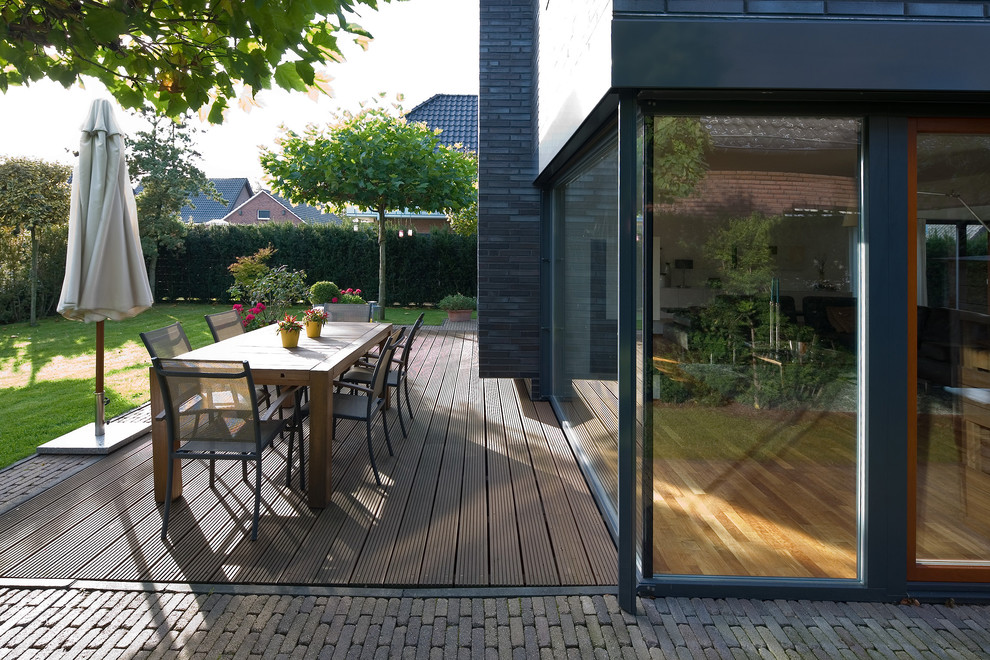 Photo of a mid-sized contemporary side yard deck in Essen with no cover.