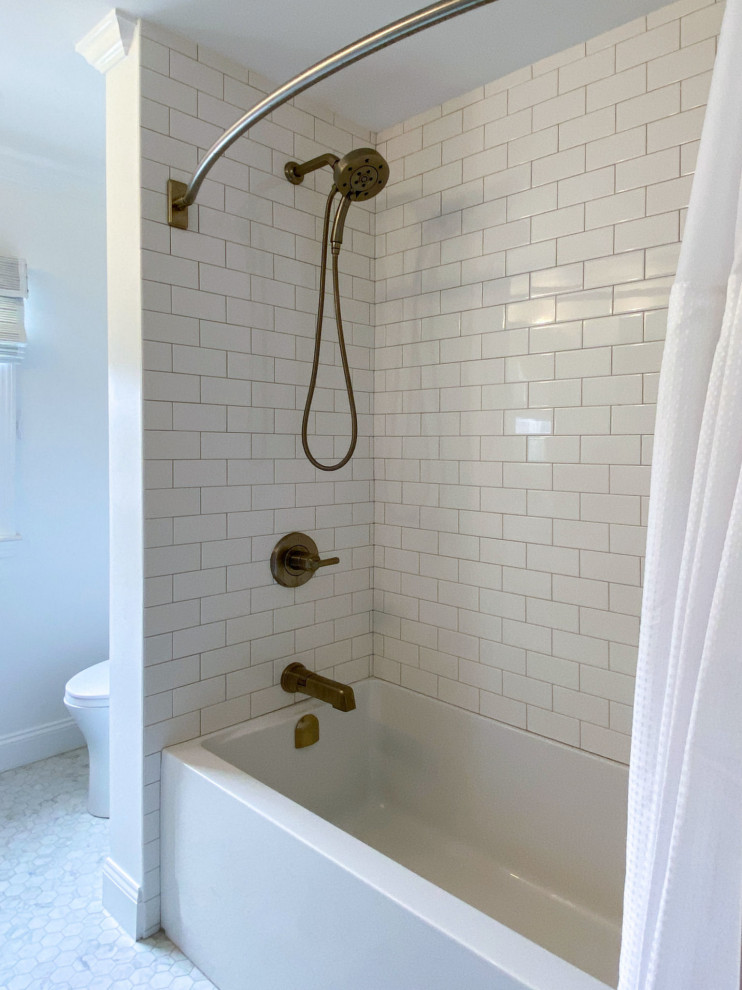Bild på ett vintage grå grått en-suite badrum, med skåp i shakerstil, grå skåp, ett badkar i en alkov, en dusch/badkar-kombination, en bidé, vit kakel, tunnelbanekakel, vita väggar, klinkergolv i porslin, ett undermonterad handfat, bänkskiva i kvarts, grått golv och dusch med duschdraperi