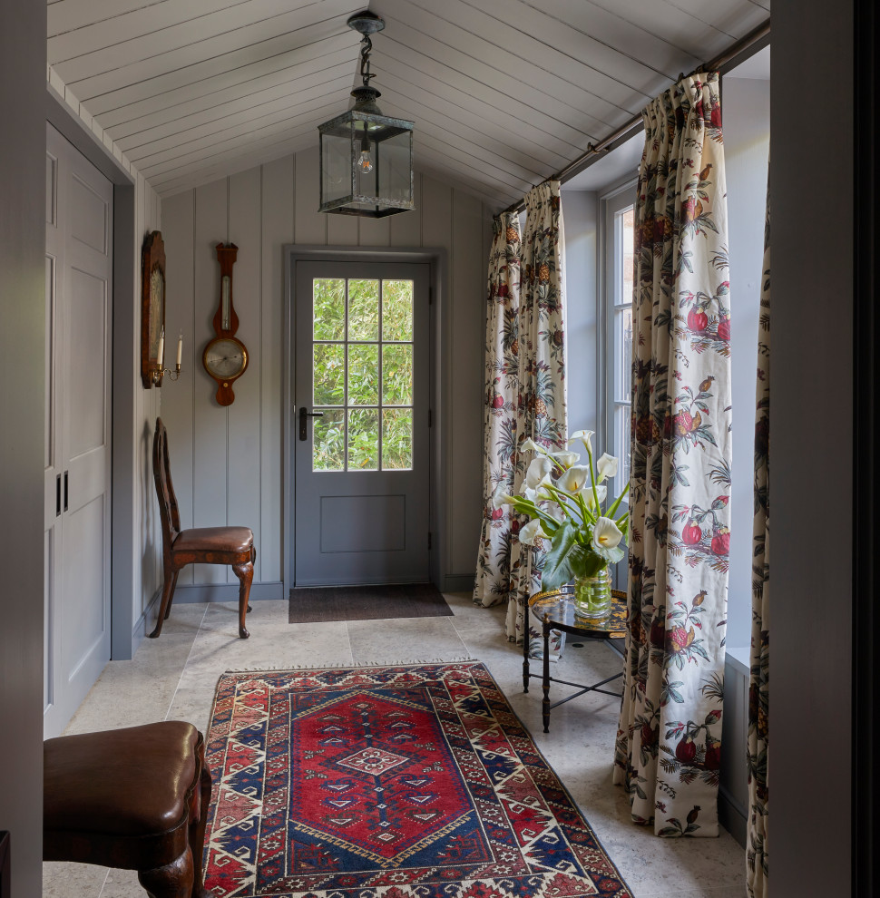 ウィルトシャーにあるカントリー風のおしゃれな玄関 (グレーの壁、ライムストーンの床、茶色い床、塗装板張りの天井、塗装板張りの壁) の写真