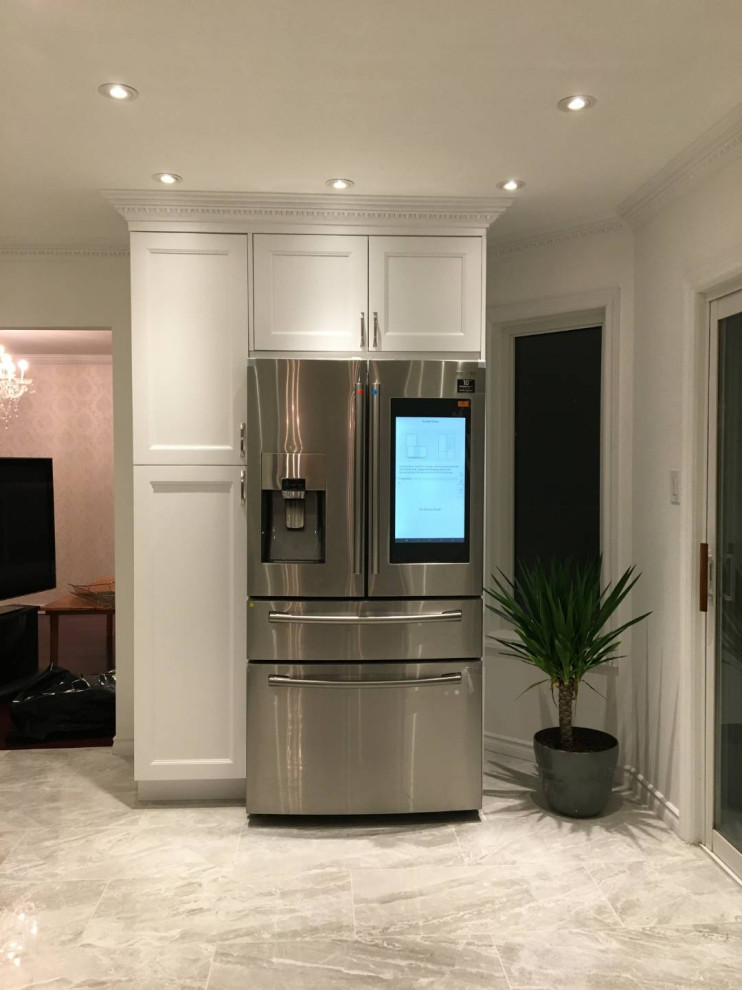 Example of a transitional kitchen design in Toronto