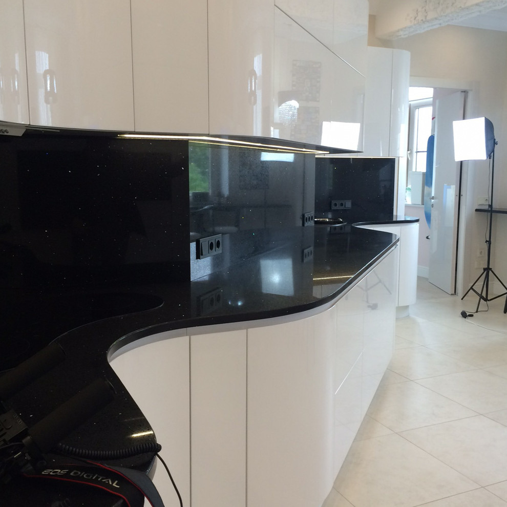 Кухня-волна, совмещенная с аквариумами